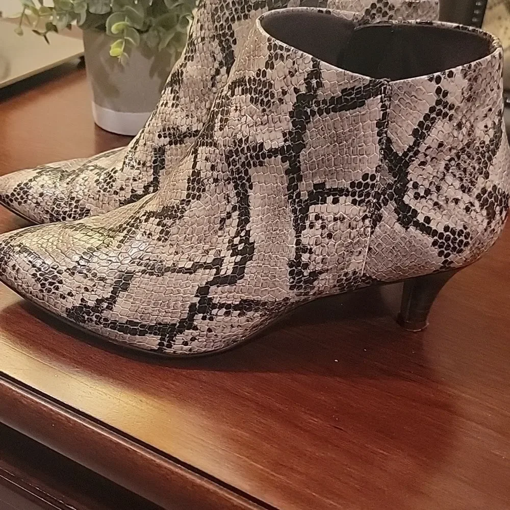 Clarks Snakeskin Ankle Boots Sz 9